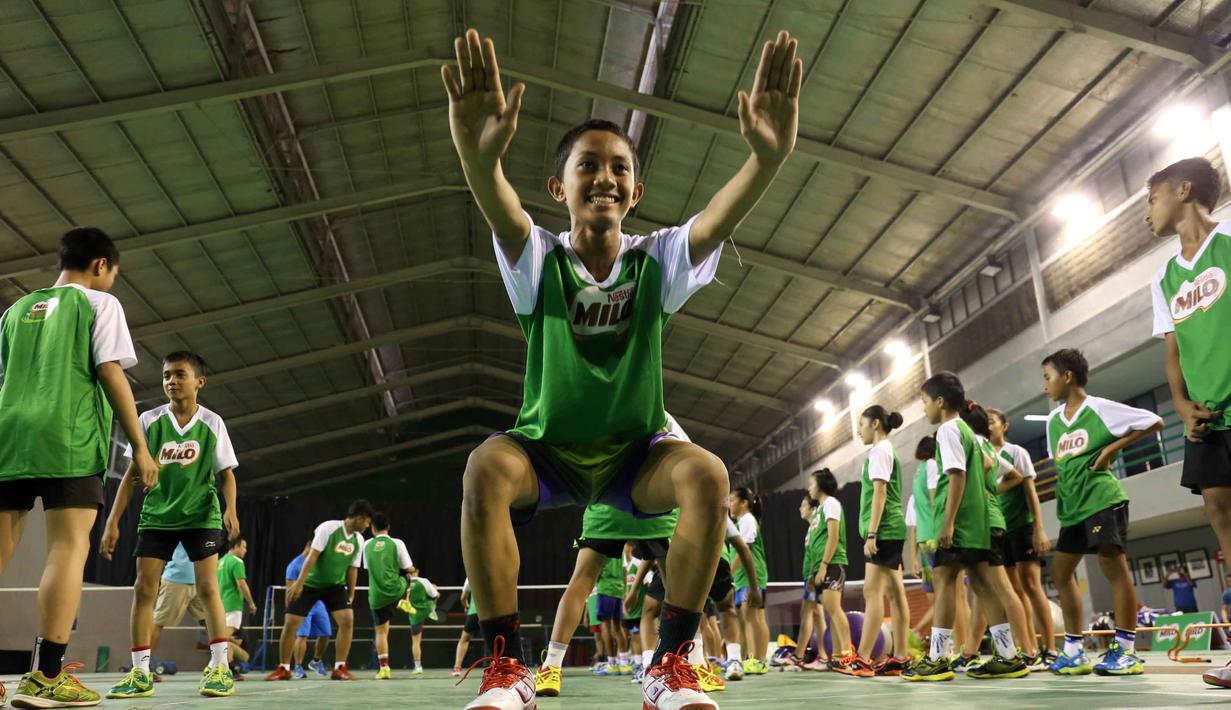 Siswa MILO School Competition 2015, mendapatkan pelatihan fisik dari juara ganda putra Olimpiade Atlanta 1996, Rexy Mainaky di Gedung Pelatnas PBSI, Cipayung, Rabu (25/11/2015). (Bola.com/Nicklas Hanoatubun)