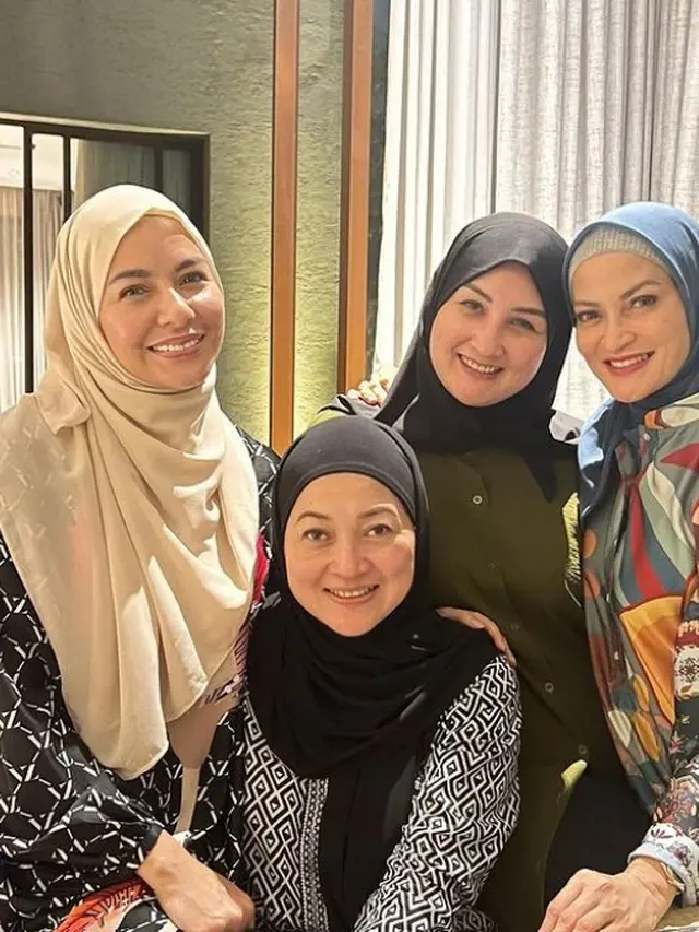 Mona Ratuliu berhijab (Instagram/monaratuliu)