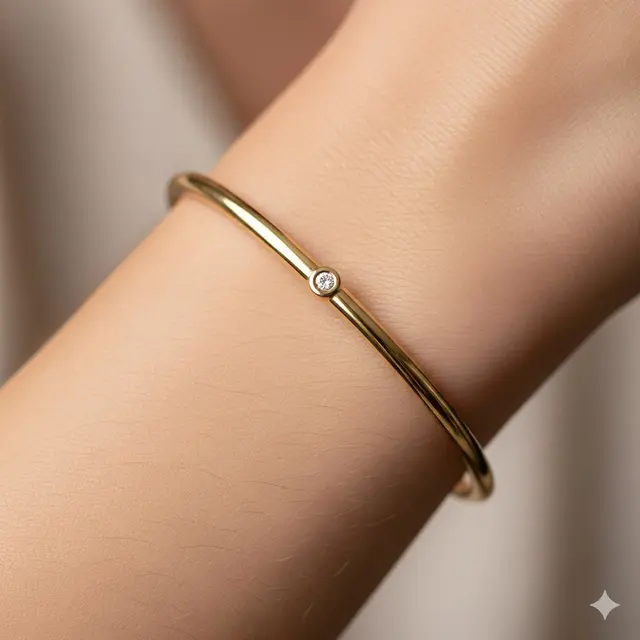 Gelang Bangle Polos dengan Aksen Berlian: Simpel Elegan