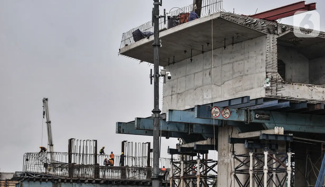 Aktivitas pekerja saat menyelesaikan proyek pembangunan jalan layang atau Flyover Cakung, Jakarta, Kamis (2/7/2020). Proyek flyover berbiaya Rp261 miliar itu ditargetkan rampung Desember 2020 dan diharapkan mampu mengurai titik kemacetan akibat perlintasan sebidang. (merdeka.com/Iqbal S Nugroho)