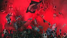 Suporter Napoli merayakan kemenangan atas Bologna dalam laga Serie A Italia di Stadion San Paolo, Naples, Rabu (20/4/2016) dini hari WIB. (AFP/Carlo Hermann)