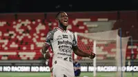 Momen striker Bali United, Privat Mbarga membobol gawang Persita Tangerang di ajang BRI Liga 1 2024/2025 hari Minggu (20/10/2024) malam WIB. (Alit Binawan/Bola.com)