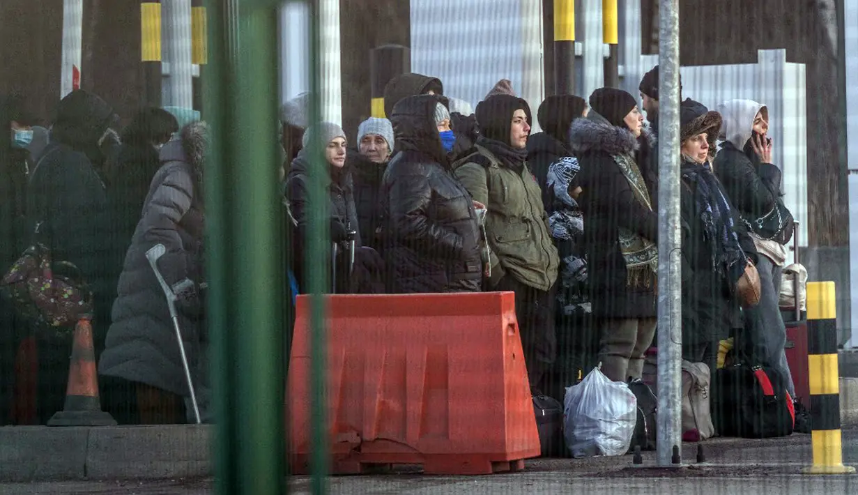 Pengungsi dari Ukraina berbaris untuk masuk ke Polandia melalui penyeberangan perbatasan di Medyka, Polandia timur, 28 Februari 2022. Lebih dari setengah juta orang telah meninggalkan Ukraina sejak invasi Rusia dengan lebih dari setengahnya melarikan diri ke Polandia. (Wojtek RADWANSKI/AFP)