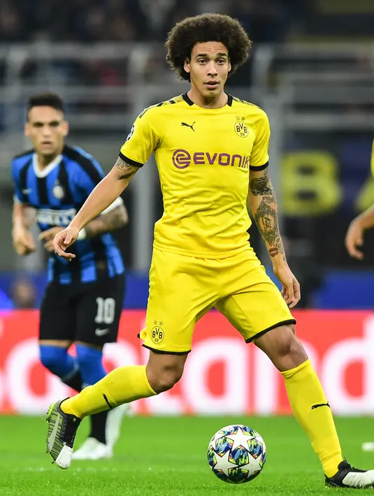 Gelandang Borrusia Dortmund, Axel Witsel membawa bola saat bertanding melawan Inter Milan pada lanjutan Grup F Liga Champions di stadion San Siro, Italia (23/10/2019). Inter Milan menang 2-0 atas Dortmund. (AFP Photo/Miguel Medina)