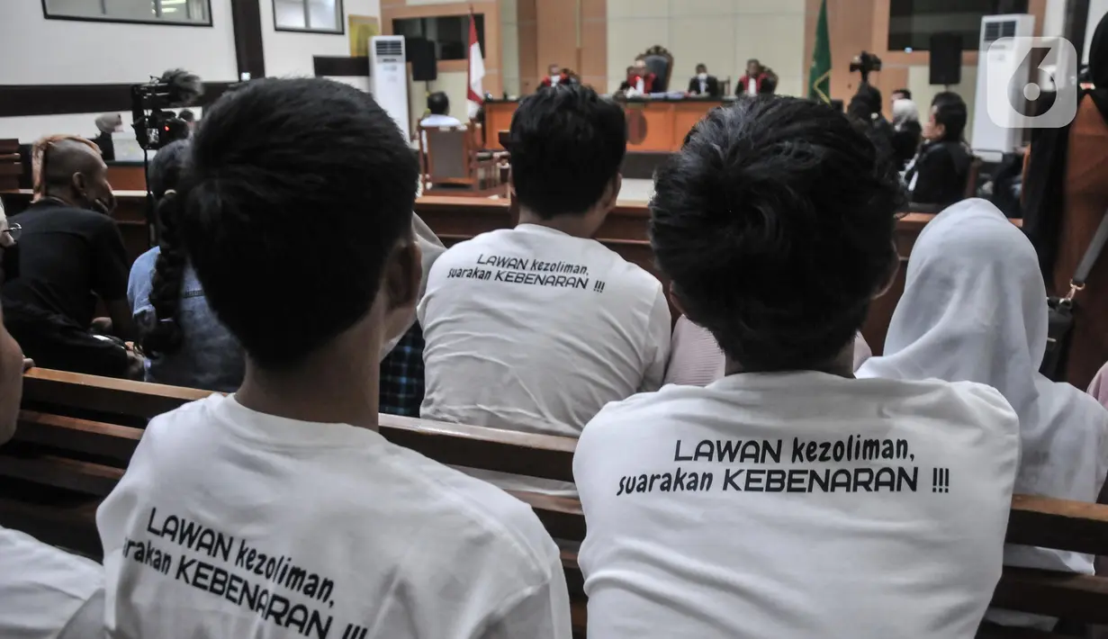 Sidang dengan terdakwa Haris Azhar dan Fatia Maulidiyanti tersebut ditunda hingga 8 Juni mendatang dikarenakan Menko Marves Luhut Binsar Pandjaitan tak hadir sebagai saksi. (merdeka.com/Iqbal S. Nugroho)