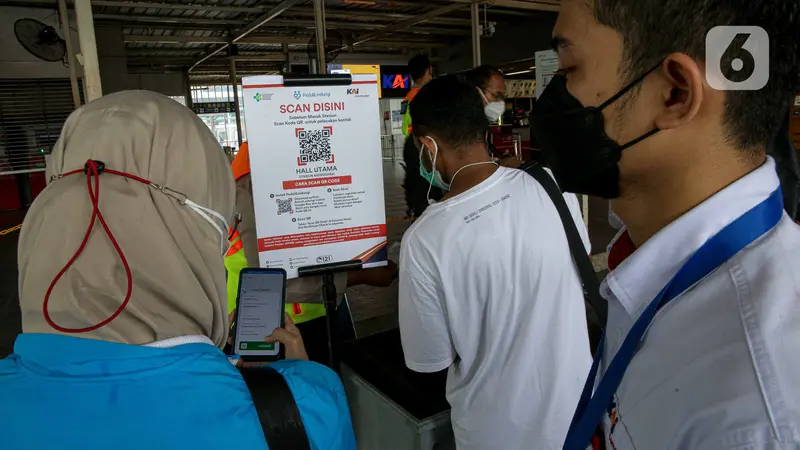 Uji Coba Aplikasi PeduliLindungi di Stasiun KRL