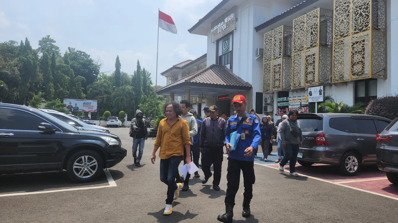 Kuasa hukum bersama sejumlah petugas DPKP Kota Depok mendatangi kantor Kejari Kota Depok. (Liputan6.com/Dicky Agung Prihanto)