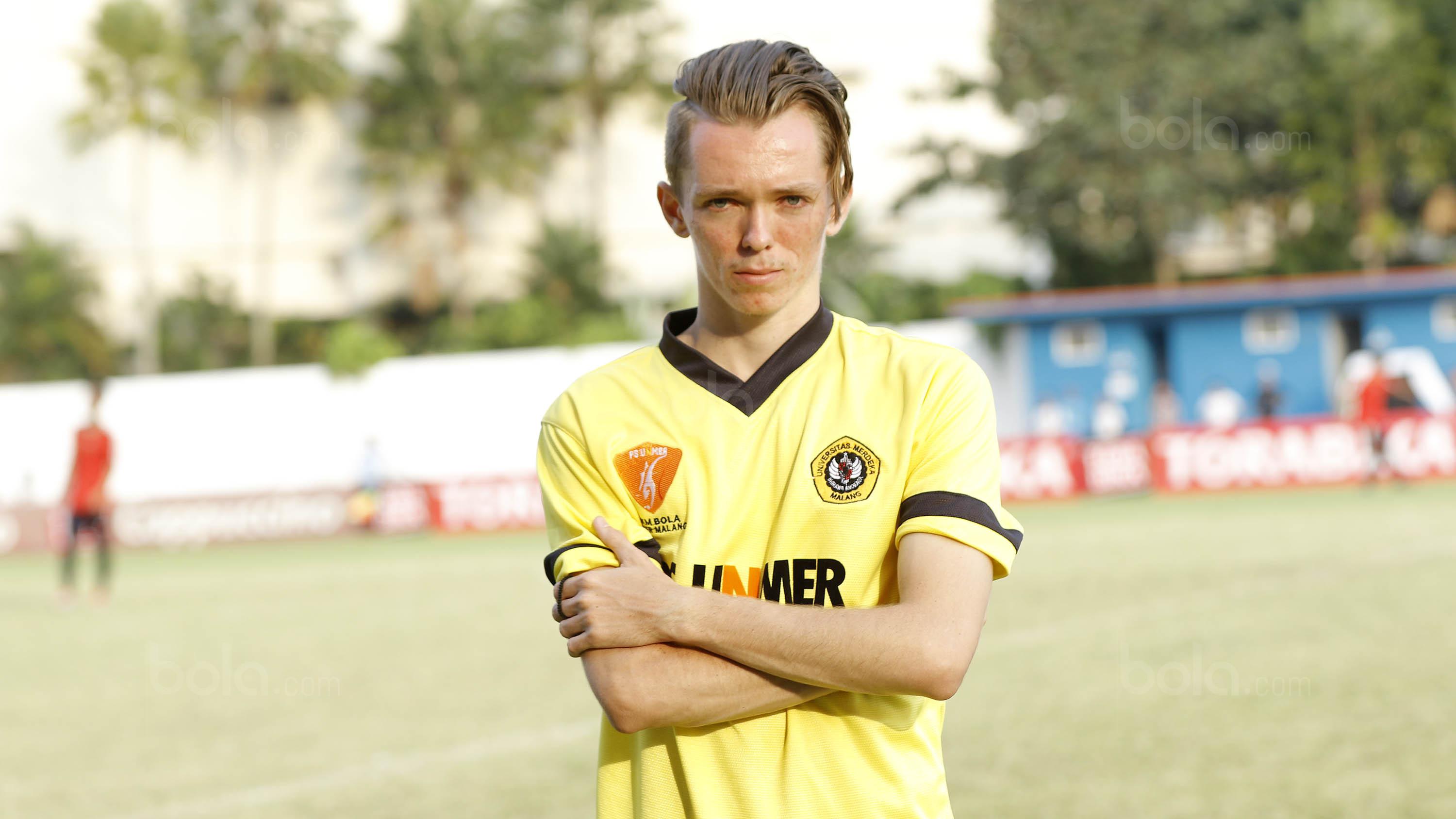 Pemain Universitas Merdeka (Unmer), Filloux Vassili, pada laga Torabika Campus Cup 2017 di Stadion Universitas Negeri Malang, Rabu, (01/11/2017). (Bola.com/M Iqbal Ichsan)