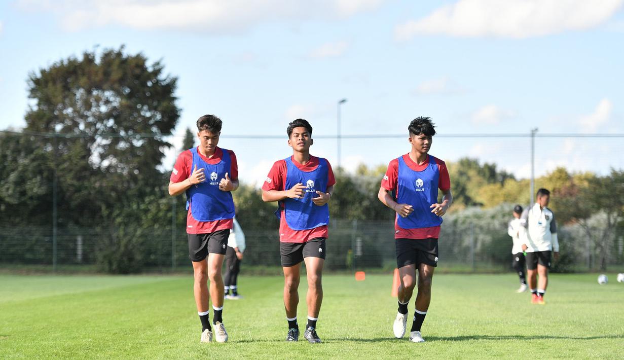 Pemain Timnas Indonesia U-17 melakukan pemanasan dengan berlari mengitari lapangan dalam latihan perdana di Borussia-Park Training Ground, Jerman, Selasa (19/9/2023). Selama di Jerman, Timnas Indonesia U-17 juga bakal menjalani rangkaian latihan. Garuda Asia dijadwalkan melahap enam latih tanding. (Dok. PSSI)