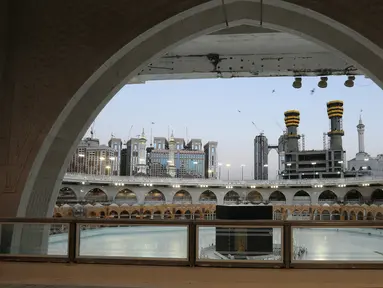 Suasana Kakbah di Masjidil Haram, Makkah, Arab Saudi (23/6/2020). Pemerintah Arab Saudi mengumumkan, akan mengadakan ibadah haji 'sangat terbatas' sebagai antisipasi penyebaran virus corona Covid-19. (AFP Photo/STR)