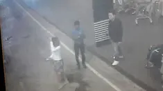 Rekaman CCTV di Bandara Kuala Lumpur, Malaysia yang dirilis pada Rabu (15/2), menunjukkan seorang wanita (kiri) diduga salah satu mata-mata Korea Utara (Korut) pembunuh kakak tiri Kim Jong-un, Kim Jong-nam, dengan semprotan racun. (Star TV via AP)