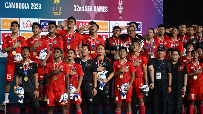 Foto: Membanggakan, Momen Timnas Indonesia U-22 Merayakan Medali Emas SEA Games 2023 di Podium