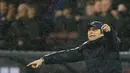 Pelatih Tottenham Hotspur, Antonio Conte menginstruksikan pemainnya saat bertanding melawan Burnley pada pertandingan lanjutan Liga Inggris di Stadion Turf Moor, Inggris, Kamis (24/2/2022). Burnley menang tipis atas Tottenham 1-0. (AFP/Nigel Roddis)