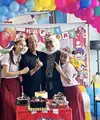 Ayu Ting Ting tampil kompak bersama Bilqis mengenakan seragam SD dengan ciri khas atasan kemeja putih dan rok rempel merahnya. @ayutingting92.