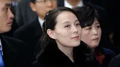 Adik perempuan pemimpin Korea Utara Kim Jong-un, Kim Yo-jong tiba di Bandara Internasional Incheon, Korea Selatan, Jumat (9/2). Kim Yo-jong menjadi bagian delegasi tingkat tinggi yang menghadiri pembukaan Olimpiade Pyeongchang. (AP Photo/Ahn Young-joon)