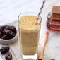 Susu kurma yang dibuat dengan diblender disajikan bersama buah kurma. (Liputan6.com/Instagram/ayudiahrespatih)