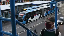 Warga melintas di JPO menuju halte transjakarta Harmoni, Jakarta, Kamis (1/10/2020). Pemberlakuan PSBB II berdampak pada menurunya pengguna transjakarta, selama dua pekan penerapan jumlah pengguna transjakarta tercatat 3.632.047. (Liputan6.com/Helmi Fithriansyah)