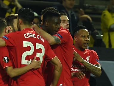 Pemain Liverpool menyambut gol yang dicetak Divock Origi ke gawang Borussia Dortmund pada laga leg pertama perempat final Liga Europa, di Stadion Signal Iduna Park, Dortmund, Jumat (8/4/2016) dini hari WIB. (AFP/Patrik Stollarz)