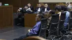 Terdakwa suap putusan perkara perdata yang juga Hakim PN Jakarta Selatan, Irwan (kiri) dan Iswahyu Widodo (kedua kiri) saat sidang pembacaan tuntutan di Pengadilan Tipikor, Jakarta, Kamis (13/4/2019). Keduanya dituntut 8 tahun penjara, denda Rp 200 juta. (Liputan6.com/Helmi Fithriansyah)