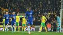 Mari kesampingkan permasalahan tersebut dan fokus pada pertandingan. Pada menit ke-3, Chelsea sudah membuat fans Norwich yang hadir di Carrow Road lewat gol yang dicetak oleh Trevoh Chalobah, memanfaatkan umpan Mason Mount. (AFP/Glyn Kirk)