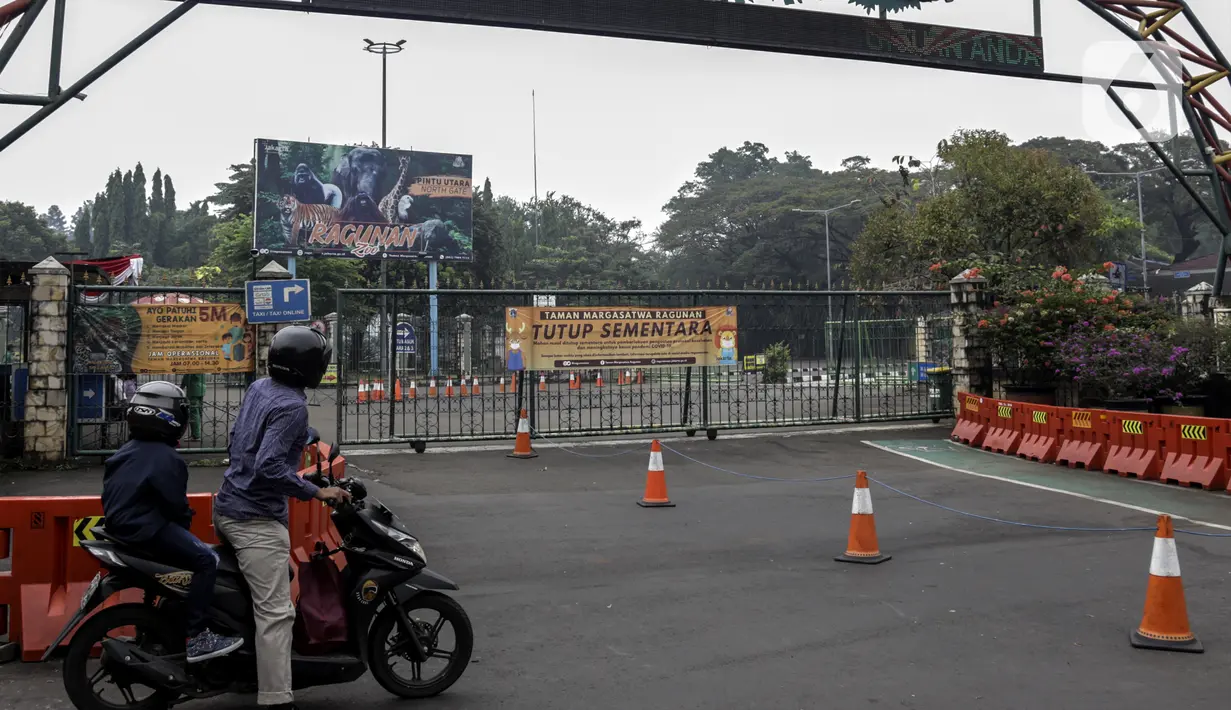 Pengendara sepeda motor berhenti di Taman Margasatwa Ragunan, Jakarta, Sabtu (26/6/2021). Taman Margasatwa Ragunan tutup sementara menyusul Pemberlakuan Pembatasan Kegiatan Masyarakat (PPKM) Mikro terkait melonjaknya kasus COVID-19 di Jakarta. (Liputan6.com/Johan Tallo)