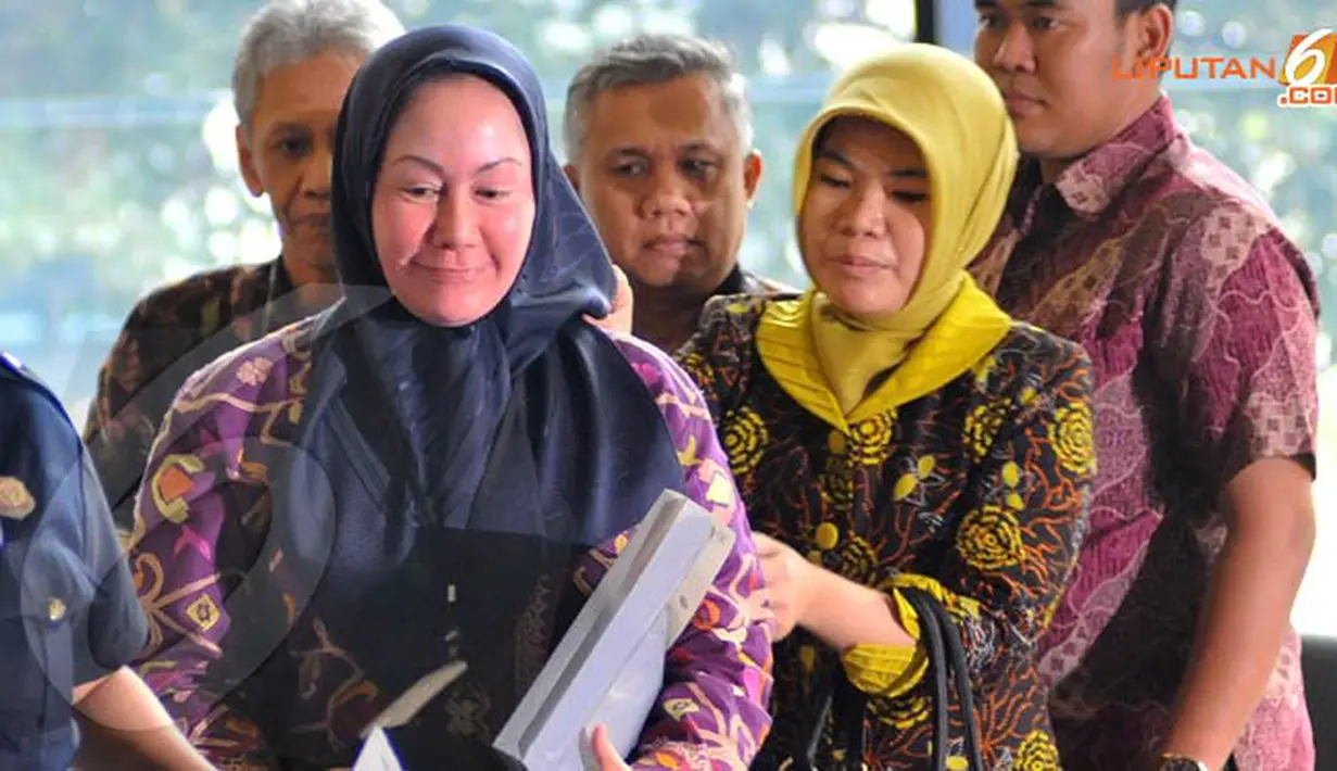 Atut membawa sejumlah berkas yang telah disiapkan saat menjalani pemeriksaan (Liputan6.com/Abdul Aziz Prastowo)