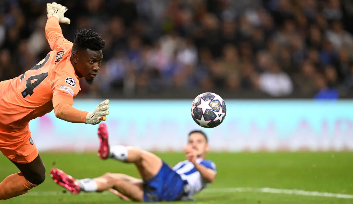 Kiper Inter Milan, Andre Onana berusaha menghalau bola saat laga leg kedua perempat final Liga Champions 2022/2023 melawan FC Porto di Dragao Stadium, Porto, 14 Maret 2023. (AFP/Patricia De Melo Moreira)