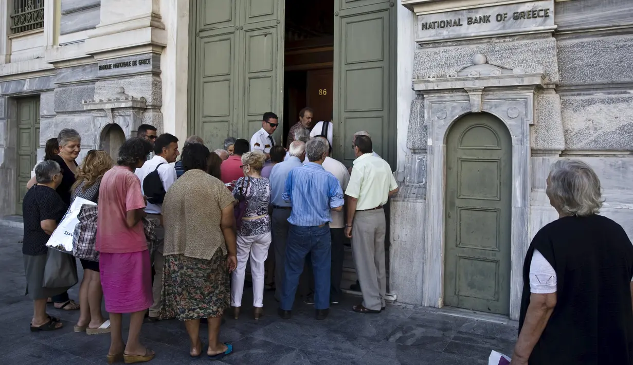 Sejumlah Orang menunggu giliran untuk masuk ke Bank Nasional di Athena, Yunani (20/7/2015). Meskipun telah kembali beroperasi, namun pembatasan masih terjadi, seperti untuk transaksi transfer ke luar negeri. (REUTERS / Ronen Zvulun)