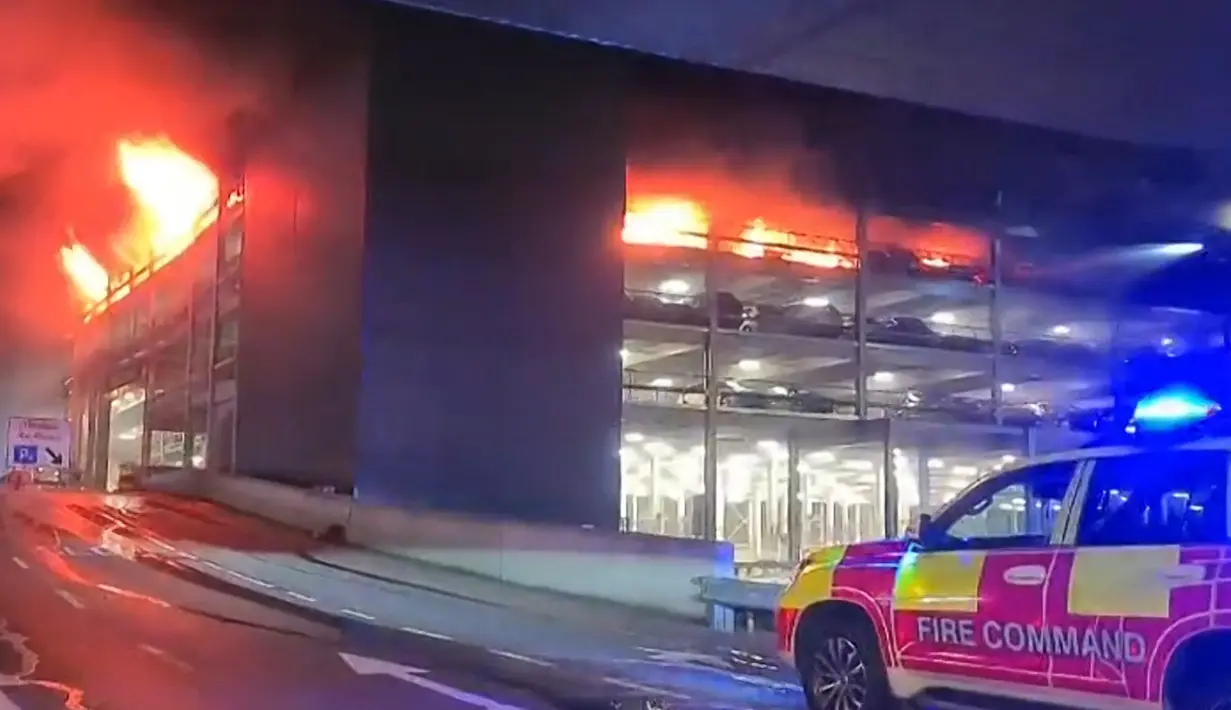 Foto-foto yang diambil dari lokasi kejadian menunjukkan kobaran api yang sangat besar menyapu bangunan yang terletak tidak jauh dari terminal bandara. (HO/Bedfordshire Fire and Rescue Service/AFPTV/AFP)