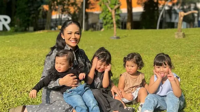 Gaya Dua Anak Aurel Hermansyah saat Dimomong Krisdayanti Keliling Jakarta. [@krisdayantilemos]
