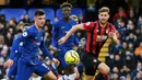 Gelandang Chelsea, Mason Mount, berusaha melewati bek Bournemouth, Simon Francis, pada laga Premier League di Stadion Stamford Bridge, London, Sabtu (14/12). Chelsea kalah 0-1 dari Bournemouth. (AFP/Olly Greenwood)