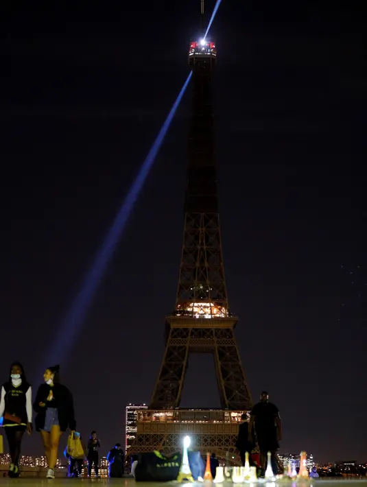 Lampu Menara Eiffel di Paris, dimatikan pada Rabu (21/10/2020). Kondisi gelap gulita itu untuk memberikan penghormatan terhadap Samuel Paty, seorang guru sejarah yang dipenggal kepalanya pada Jumat (16/10) lalu. (GEOFFROY VAN DER HASSELT / AFP)