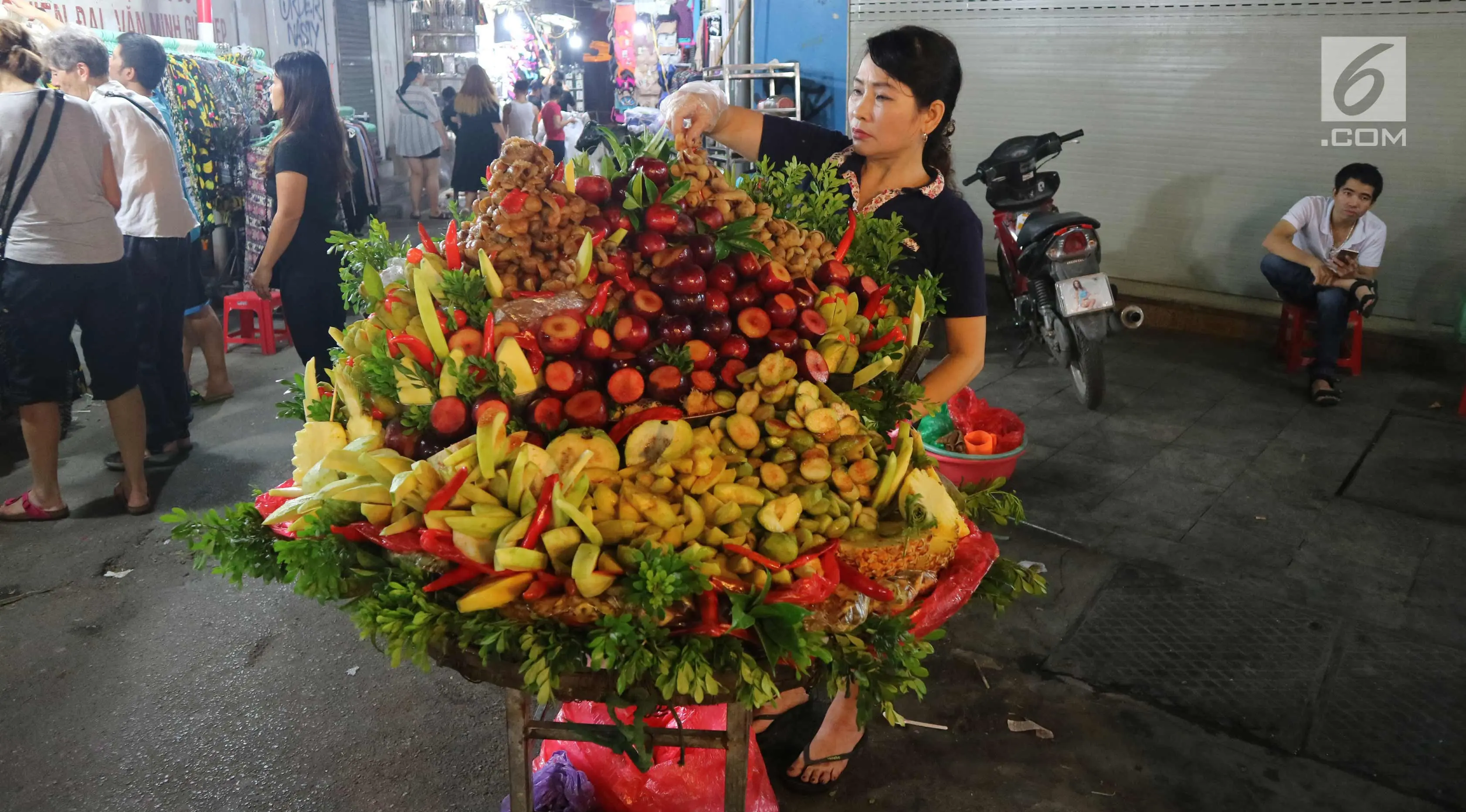 Bahkan para Penjual Buah pun Dengan Mudah Ditemukan di Pasar Malam yang Ada di Kota Hanoi, Vietnam