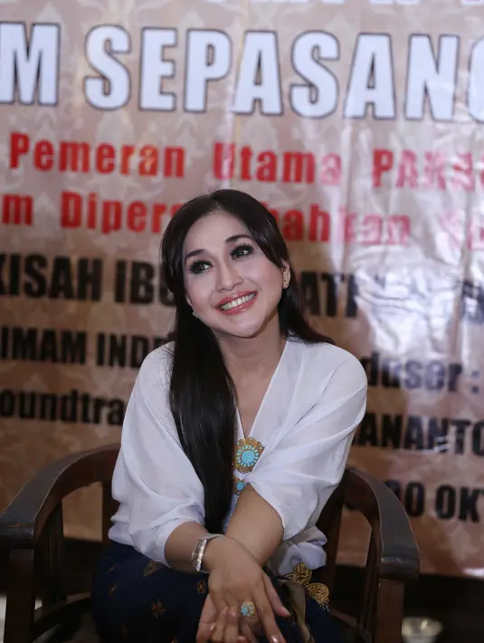 Wanita berparas cantik ini memang tak lagi mengejar eksistensi diri dan juga popularitas semata. Ia berusaha untuk menjadi berkah bagi orang lain melalui kiprahnya di dunia hiburan. (Nurwahyunan/Bintang.com)