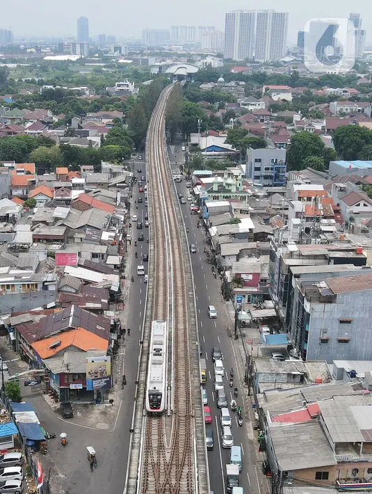 Foto udara kereta Light Rail Transit (LRT) saat melintas di kawasan Rawamangun, Jakarta, Selasa (1/11/2022). Penjabat (Pj) Gubernur DKI Jakarta Heru Budi Hartono mengatakan, pada tahun 2023 tidak akan ada pembangunan lanjutan dari LRT Jakarta fase 2 rute Jakarta Internasional Stadium (JIS). (Liputan6.com/Herman Zakharia)