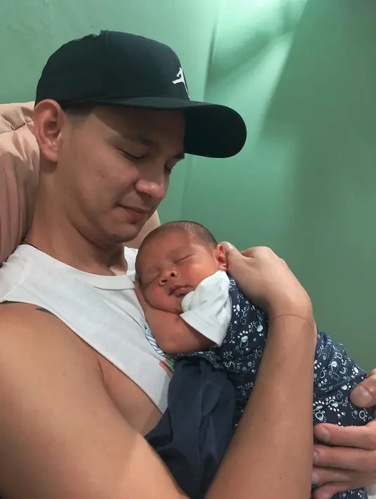 "Iya makanya (nggak sabar mau pulang), ini aja sudah ditungguin. Biarpun jam tidur rusak, dua jam sekali bangun, tapi pas kita gendong anak dan dia senyum, itu bahagianya banget," ujar pria 30 tahun itu. (Instagram/marcelldarwin)