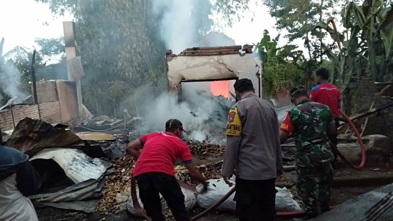 Kebakaran rumah dan gudang kerupuk di Situbondo (Istimewa)