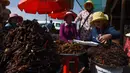 Pedagang Kamboja menyiapkan tarantula goreng untuk dijual di wilayah Skun, Provinsi Kampong Cham, 4 Desember 2019.  (Photo by TANG CHHIN Sothy / AFP)