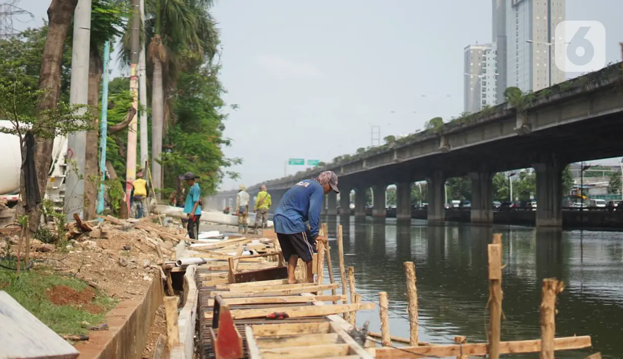 Pekerja menyelesaikan pembuatan turap Kali Ancol di Jakarta Utara, Minggu (15/12/2019). Dinas Sumber Daya Air Pemprov DKI melakukan penataan turap Kali Ancol sebagai bagian dari program pengendali banjir yang nantinya juga akan digunakan sebagai jalur pedestrian. (Liputan6.com/Immanuel Antonius)