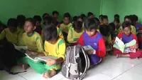 Sekolahnya ambruk, Siswa SDN Karawang Kulon 3, Kelurahan Karawang Kulon, Kecamatan Karawang Barat, Karawang, terpaksa belajar di musala. (Liputan6.com/ Abramena)