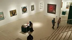 Suasana pameran gambar babad Diponegoro di Museum Jogja Galeri,  Jalan Pekapalan Yogyakarta,  Minggu (10/2). Sebanyak 51 Seniman mengikuti acara pameran ini yang menceritakan perang Jawa Pangeran Diponegoro melawan penjajah Belanda. (Liputan6.com/Gholib)