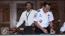 Direktur Umum Lion Air Edward Sirait (kiri) bersama Ka Biro Komunikasi dan Informasi Publik Kemenhub, Hemi Pamuraharjo bersiap memberi keterangan usai melakukan pertemuan tertutup di Kemenhub, Jakarta, Selasa (2/8). (Liputan6.com/Helmi Fithriansyah)