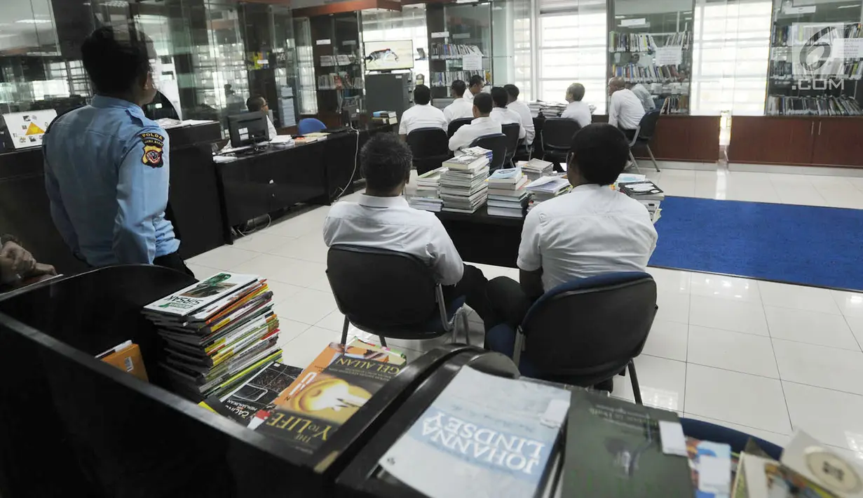 Pasien rehabilitasi narkoba atau residen mendengarkan keterangan petugas di Balai Besar Rehabilitasi BNN, Lido, Bogor, Jawa Barat, (12/4). Rehabilitasi di tempat ini gratis. (Merdeka.com/Arie Basuki)