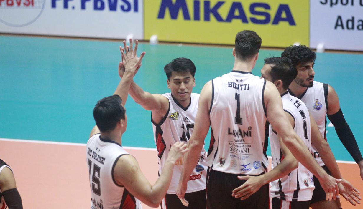 <p>Selebrasi para pemain Jakarta LavAni Allo Bank Electric, Fahri Septian (tengah) dkk setelah mencetak angka saat menghadapi Jakarta LavAni Allo Bank Electric pada laga seri keempat putaran pertama PLN Mobile Proliga 2024 di GOR Tri Dharma Petrokimia, Gresik, Jawa Timur, Jumat (17/5/2024). Kudus Sukun Badak kalah 1-3 (29-31, 23-25, 27-25 dan 13-25). (Dok. PBVSI)</p>