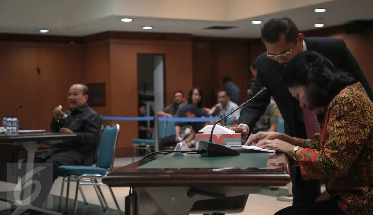 Elfida Pangaribuan menangis saat hadir bersaksi membela suaminya, hakim Pangeran Napitupulu dalam persidangan di Majelis Kehormatan Hakim (MKH) , Jakarta, Rabu (4/1). (Liputan6.com/Faizal Fanani)