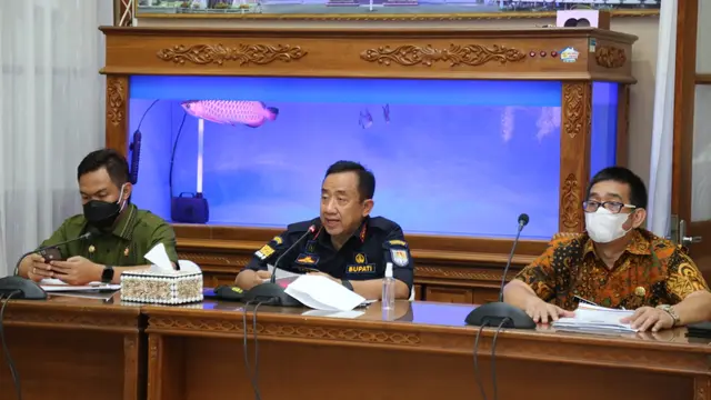 Bupati Cilacap, Tatto Suwarto Pamuji (tengah). (Foto: Liputan6.com/Humas Pemkab Cilacap)