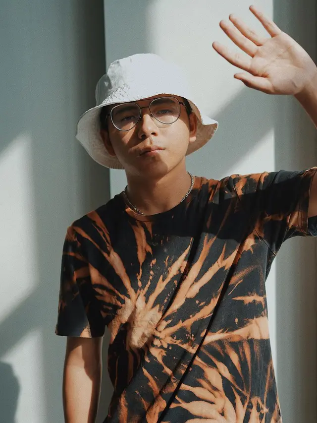 6 Gaya Brandon De Angelo IMB saat Pakai Bucket Hat, Tampil Stylish