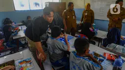 Wakil Presiden terpilih Gibran Rakabuming Raka berbincang dengan siswa saat meninjau uji coba pelaksanaan program makan bergizi gratis di SDN 4 Tangerang, Kota Tangerang, Banten, Senin (5/8/2024). (merdeka.com/Arie Basuki)