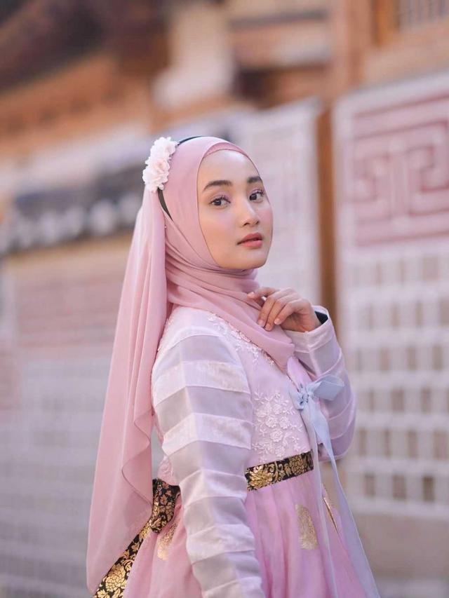 Artis Memakai Hanbok