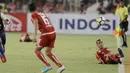 Gelandang Persija Jakarta, Riko Simanjuntak, menendang bola saat pertandingan melawan Arema FC pada laga Liga 1 di SUGBK, Jakarta, Sabtu (31/3/2018). Persija menang 3-1 atas Arema FC. (Bola.com/M Iqbal Ichsan)